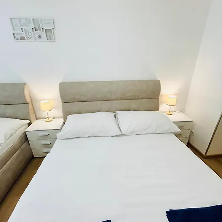 A Newly Renovated The Heart Of דירה