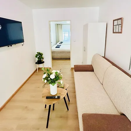 A Newly Renovated The Heart Of דירה *