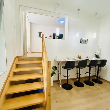 A Newly Renovated The Heart Of דירה
