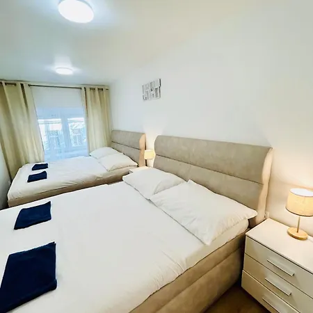 A Newly Renovated The Heart Of דירה *