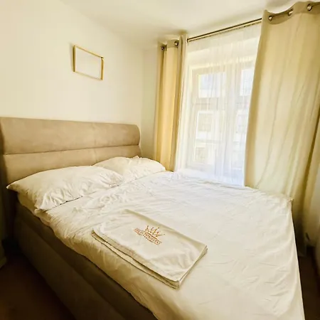 A Newly Renovated The Heart Of דירה פראג