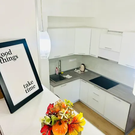 A Newly Renovated The Heart Of דירה