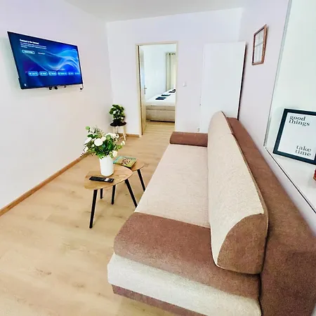 A Newly Renovated The Heart Of דירה