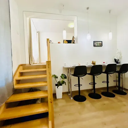 A Newly Renovated The Heart Of דירה