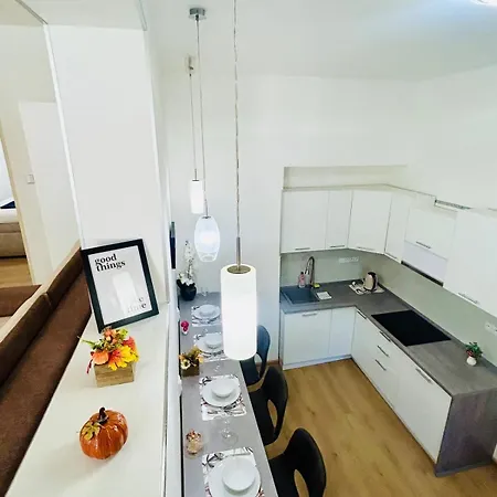 A Newly Renovated The Heart Of דירה פראג