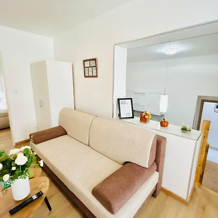 A Newly Renovated The Heart Of דירה